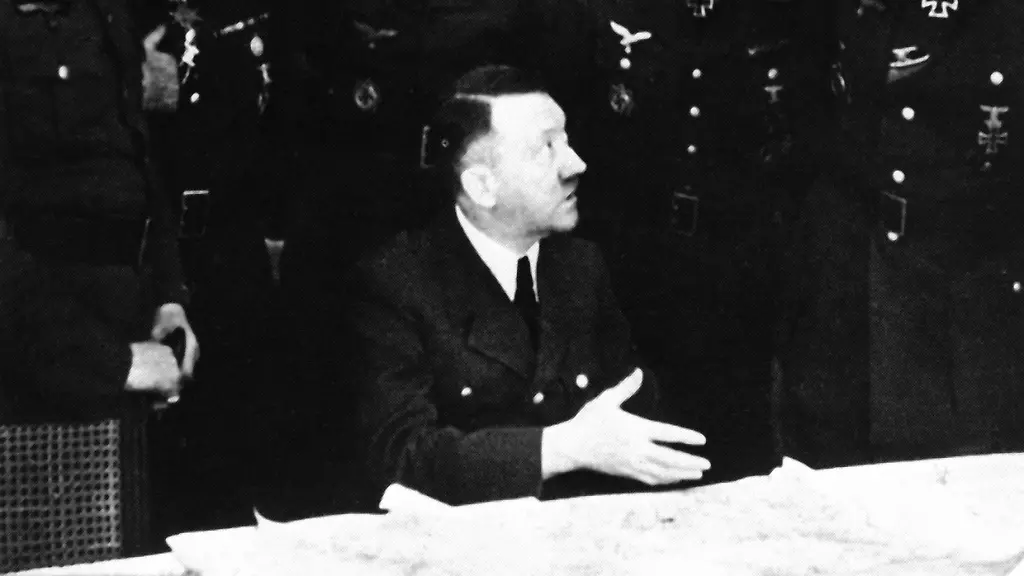 Adolf-Hitler-im-Gespraech-mit-General-Busse-Zweiter-von-links-ist-Generalfeldmarschall-Ritter-von-Greim-der-vom-Hitler-waehrend-der-Schlacht-um-Berlin-zum-letzten-Oberbefehlshaber-der-Luftwaffe-der-Wehrmacht-ernannt-wurde-und-sich-kurz-danach-in-Salzburg-das-Leben-nahm-Aufnahmedatum-01-03-1945-30-06