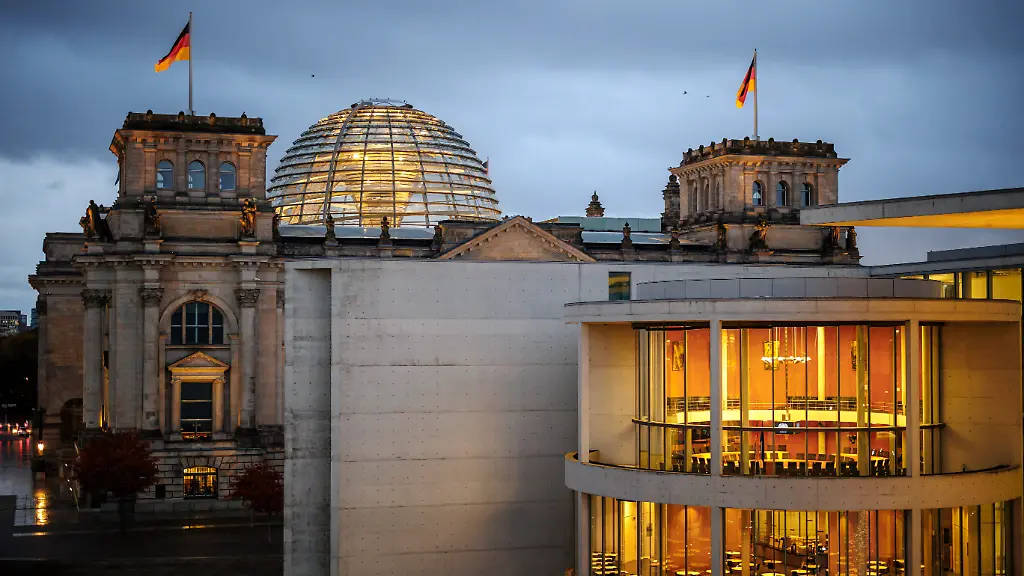 Blick-auf-das-Reichstagsgebaeude-und-einen-Sitzungssaal-im-Paul-Loebe-Haus-am-fruehen-Morgen-Berlin-17-10-2025
