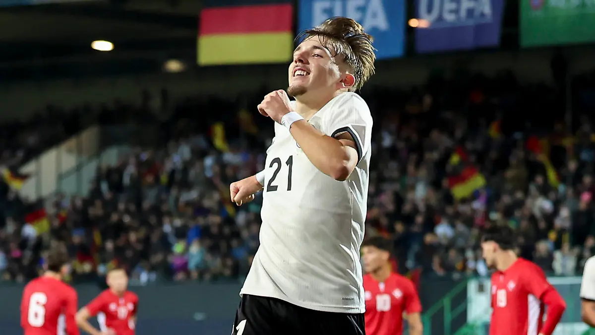 Lennart-Karl-Germany-bejubelt-seinen-Treffer-zum-2-0-UEFA-Under21-Championship-Group-F-MD-6-Germany-U21-U-21-v-Malta-U21-Sportpark-Ronhof-Thomas-Sommer-am-14-November-2025-in-Fuerth-Deutschland-Foto-von-Marco-Steinbrenner-DeFodi-Images-Lennart-Karl-Germany-celebrates-after-scoring-his-teams-second-goal-UEFA-Under21-Championship-Group-F-MD-6-Germany-U21-v-Malta-U21-Sportpark-Ronhof-Thomas-Sommer-November-14-2025-in-Furth-Germany-Photo-by-Marco-Steinbrenner-DeFodi-Images-DFB-DFL-REGULATIONS-PROHIBIT-ANY-USE-OF-PHOTOGRAPHS-AS-IMAGE-SEQUENCES-AND-OR-QUASI-VIDEO