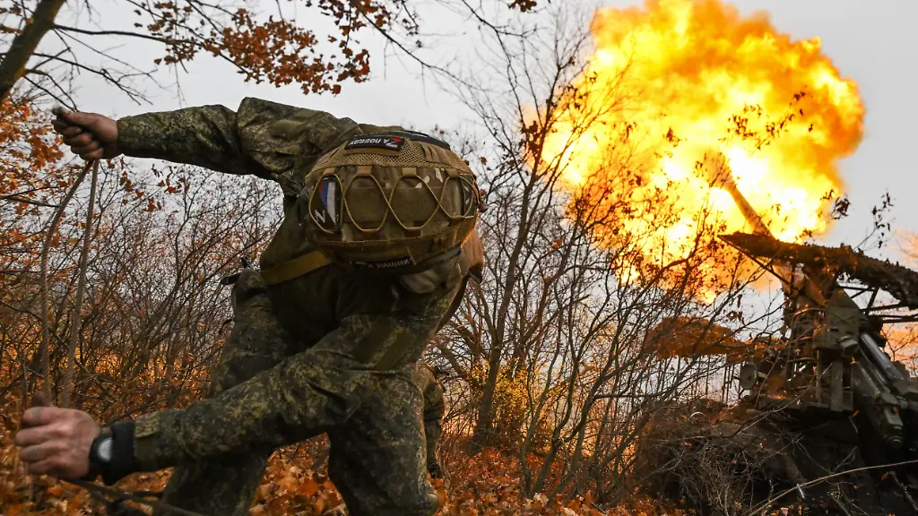 Russia-Ukraine-Military-Operation-Artillery-Unit-9041837-06-11-2025-A-Russian-serviceman-of-the-Zapad-West-Group-of-Forces-fires-a-2S7-Pion-self-propelled-howitzer-towards-Ukrainian-positions-in-the-Kharkov-sector-of-the-frontline-amid-Russia-s-military-operation-in-Ukraine