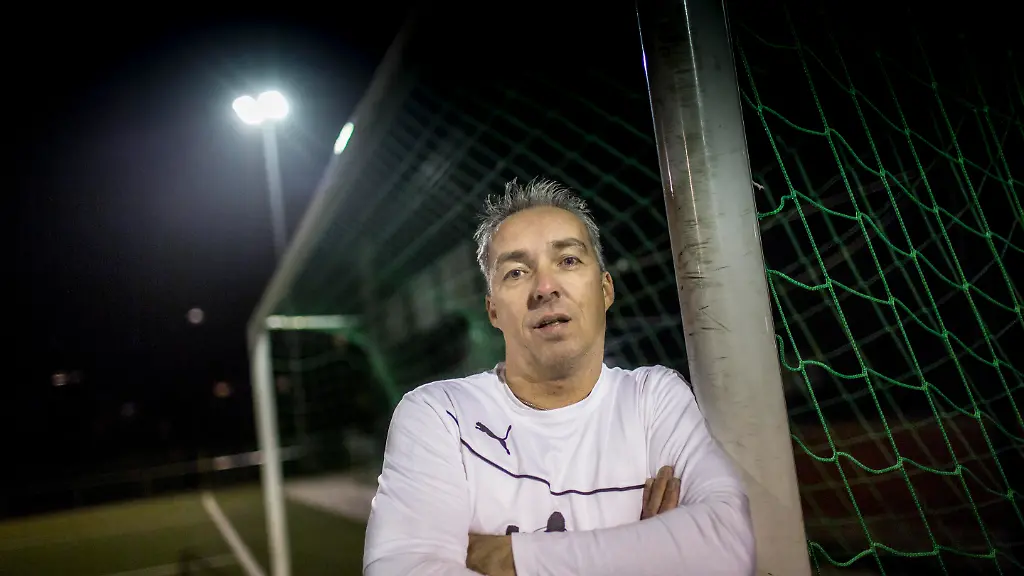 Witten-Interview-mit-Fussballer-Guido-Silberbach-NUR-FUeR-REDAKTIONELLE-ZWECKE-EDITORIAL-USE-ONLY-Das-Interview-mit-dem-Fussballer-Guido-Silberbach-48-der-in-allen-deutschen-Fussball-Ligen-gespielt-hat-und-jetzt-beim-SV-Herbede-in-der-dritten-Mannschaft-spielt-auf-dem-Platz-des-SV-Herbede-in-Witten-am-Donnerstag-den-10-12-2015-Foto-Lars-Heidrich-FUNKE-Foto-Services-Das-Interview-mit-dem-Fussballer-Guido-Silberbach-48-der-in-allen-deutschen-Fussball-Ligen-gespielt-hat-und-jetzt-beim-SV-Herbede-in-der-dritten-Mannschaft-spielt-auf-dem-Platz-des-SV-Herbede-in-Witten-am-Donnerstag-den-10-12-2015