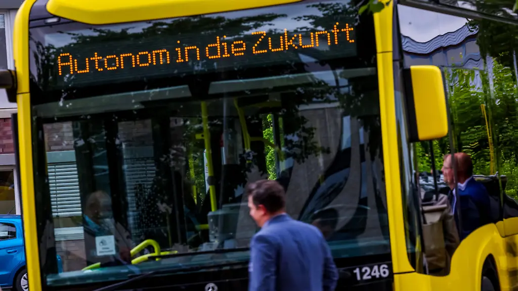 Auf-der-Zielanzeige-eines-Linienbusses-des-Nahverkehrsbetriebs-im-Landkreises-Ludwigslust-Parchim-wird-der-Schriftzug-Autonom-in-die-Zukunft-angezeigt