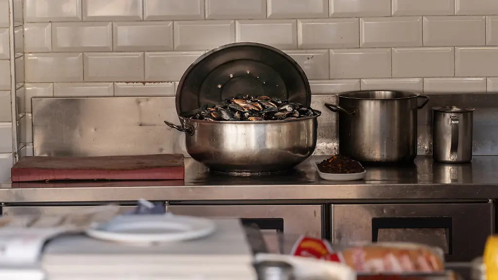 In-einem-tuerkischen-Stand-fuer-Streetfood-der-von-den-tuerkischen-Behoerden-geschlossen-wurde-steht-noch-ein-Topf-mit-Muscheln-Streetfood-beim-Istanbul-Besuch-koennte-mehreren-Mitgliedern-einer-Familie-aus-Hamburg-das-Leben-gekostet-haben-Nach-dem-Tod-der-drei-und-sechs-Jahre-alten-Kinder-ist-auch-die-Mutter-im-Krankenhaus-gestorben-wie-die-Nachrichtenagentur-DHA-berichtete-Der-Vater-werde-noch-auf-der-Intensivstation-behandelt-Im-Verdacht-steht-eine-Lebensmittelvergiftung-Ob-tatsaechlich-die-verzehrten-Speisen-die-Todesfaelle-verursacht-haben-ist-aber-unklar