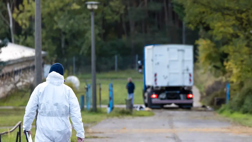 Ein-Mitarbeiter-des-Vetaerinaeramtes-geht-ueber-das-Gelaende-eines-Gefluegelzuchtbetriebes-Rund-85-000-Tiere-in-zwei-Gefluegelbetrieben-muessen-im-Landkreis-Maerkisch-Oderland-aufgrund-der-Vogelgrippe-getoetet-werden-Die-Gefluegelpest-hat-sich-mittlerweile-ueber-fast-ganz-Deutschland-ausgebreitet