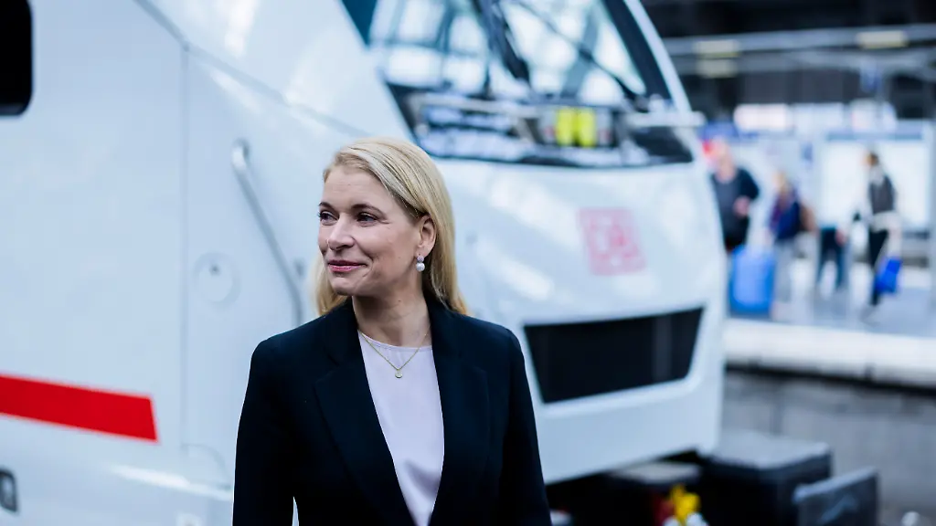 Evelyn-Palla-Vorstandsvorsitzende-der-DB-steht-bei-dessen-Premiere-vor-dem-neuen-ICE-L-der-Deutschen-Bahn-am-Berliner-Ostbahnhof-Erstmals-stellte-die-Deutsche-Bahn-den-kompletten-Zug-der-unter-anderem-einen-stufenlosen-Einstieg-bietet-im-Berliner-Ostbahnhof-der-Oeffentlichkeit-vor