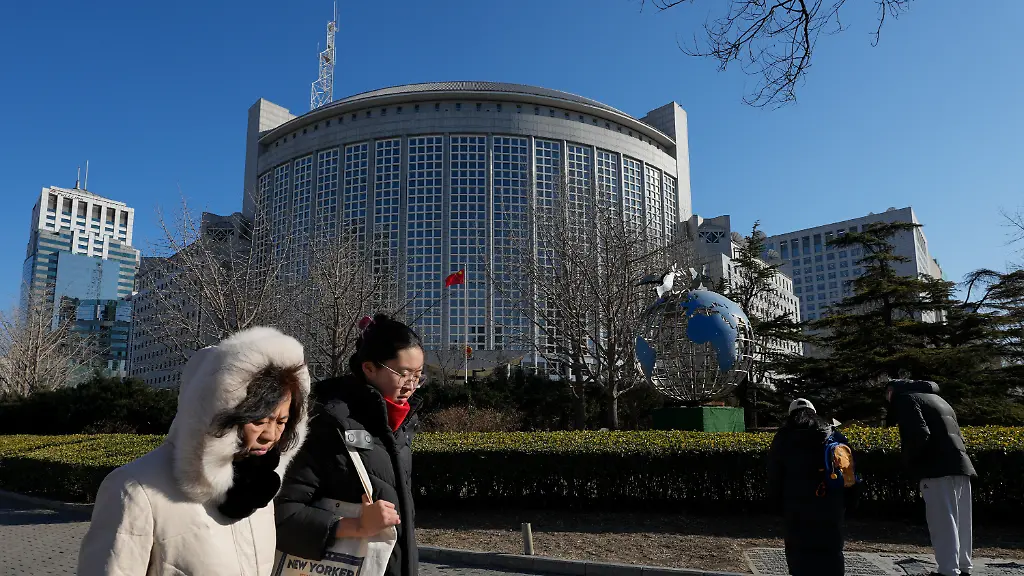 Menschen-gehen-am-chinesischen-Aussenministerium-vorbei