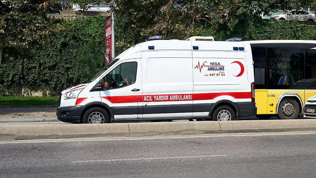 Ein-privater-Rettungswagen-der-Firma-Nisa-Ambulans-faehrt-mit-Blaulicht-in-Istanbul-zu-einem-medizinischen-Notfall
