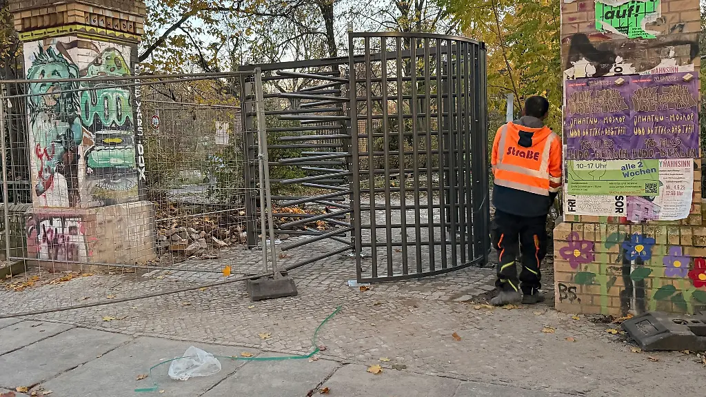 Polizisten-haben-in-der-Naehe-eines-neu-eingebauten-Eingangstors-am-Goerlitzer-Park-in-Berlin-Kreuzberg-einen-14-Jaehrigen-festgenommen