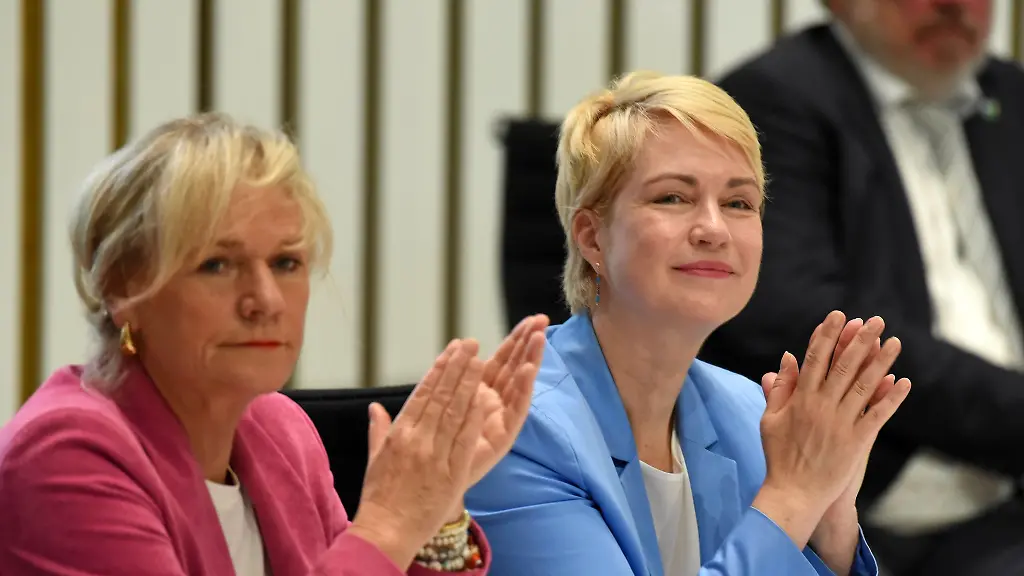 Manuela-Schwesig-und-Simone-Oldenburg-l-loben-ihre-vierjaehrige-Koalition