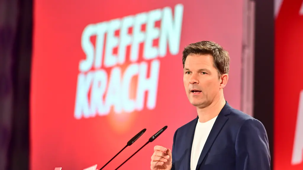 Steffen-Krach-designierter-Spitzenkandidat-der-SPD-fuer-die-Wahl-zum-Berliner-Abgeordnetenhaus-2026-spricht-waehrend-des-Landesparteitags-der-SPD-Berlin-Auf-dem-Parteitag-soll-der-Spitzenkandidat-fuer-die-Wahl-zum-Abgeordnetenhaus-von-Berlin-am-20-September-2026-gekuert-werden