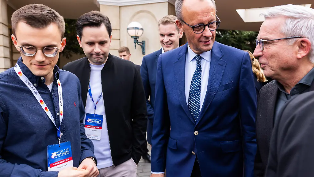 Florian-Hummel-CDU-l-r-Landesvorsitzender-der-Jungen-Union-JU-Baden-Wuerttemberg-Johannes-Winkel-CDU-Bundesvorsitzender-der-Jungen-Union-Bundeskanzler-Friedrich-Merz-CDU-und-Thomas-Strobl-CDU-Innenminister-von-Baden-Wuerttemberg-stehen-beim-Deutschlandtag-der-Jungen-Union-auf-dem-Gelaende-des-Europa-Park-Hauptthema-des-dreitaegigen-Kongresses-duerfte-die-Reform-der-Sozialsysteme-sein