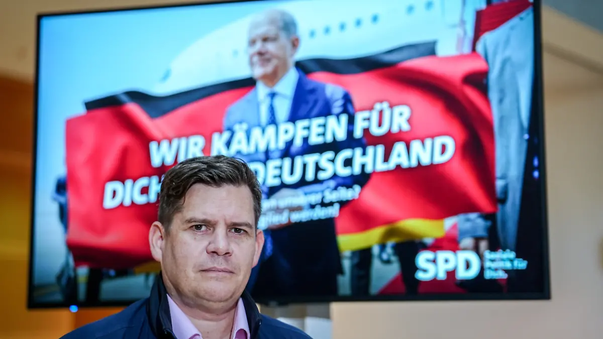 Raphael-Brinkert-Chef-der-Werbekampagne-der-SPD-steht-im-Willy-Brandt-Haus-Der-SPD-Vorstand-hatte-Bundeskanzler-Scholz-zum-Kanzlerkandidaten-der-SPD-bei-den-vorgezogenen-Neuwahlen-zum-Deutschen-Bundestag-2025-nominiert