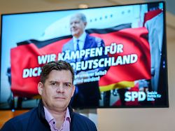 Was für Szenen nach Abpfiff: Wahlkampf-Leiter von Ex-Kanzler Scholz scheitert krachend auf Schalke