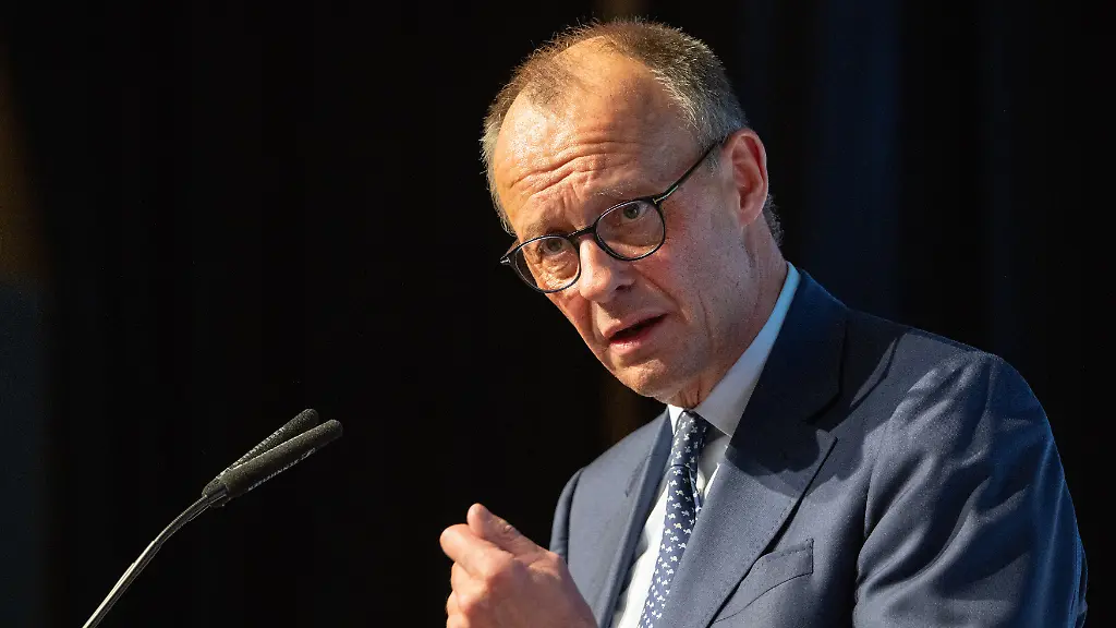 Bundeskanzler-Friedrich-Merz-CDU-spricht-beim-Landesparteitag-der-rheinland-pfaelzischen-CDU-Die-Delegierten-waehlten-unter-anderem-die-Kandidatenliste-fuer-die-Landtagswahl-2026