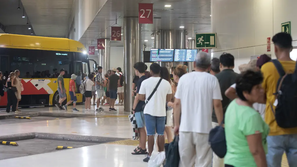 Am-ersten-Tag-eines-Streiks-der-Busfahrer-und-Beschaeftigten-der-TIB-Verkehrsbetriebe-der-Balearen-auf-Mallorca-stehen-Menschen-Schlange-waehrend-sie-auf-einen-Bus-warten-Die-Beschaeftigten-versammelten-sich-am-Hauptbusbahnhof-in-Palma-um-zu-demonstrieren-Der-Streik-fuehrte-bereits-Einschraenkungen-im-Busverkehr-auf-der-Urlaubsinsel