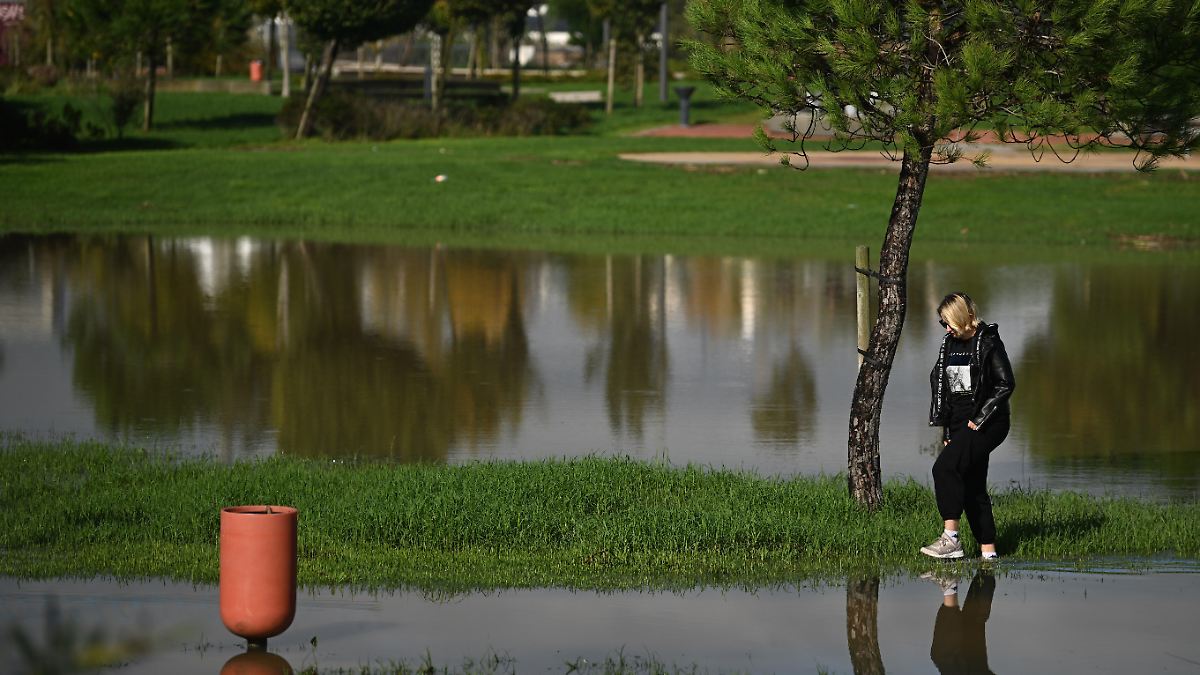 Möglicher Tornado in Urlaubsort : Heftiger Sturm fegt über Algarve - Frau stirbt