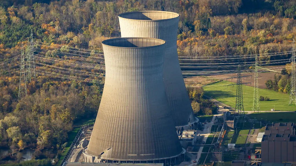 Abgeschaltetes-Atomkraftwerk-Gundremmingen-Am-25-10-2025-sollen-die-beiden-Kuehltuerme-gesprengt-werden-Aufnahme-aus-einem-Sportflugzeug