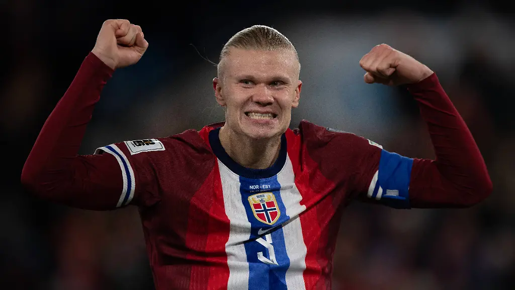 Norway-v-Estonia-FIFA-World-Cup-WM-Weltmeisterschaft-Fussball-2026-Qualifier-OSLO-NORWAY-NOVEMBER-13-Erling-Haaland-of-Norway-celebrates-as-Norway-take-the-lead-through-Alexander-Sorloth-during-the-FIFA-World-Cup-2026-qualifier-match-between-Norway-and-Estonia-at-Ullevaal-Stadion-on-November-13-2025-in-Oslo-Norway