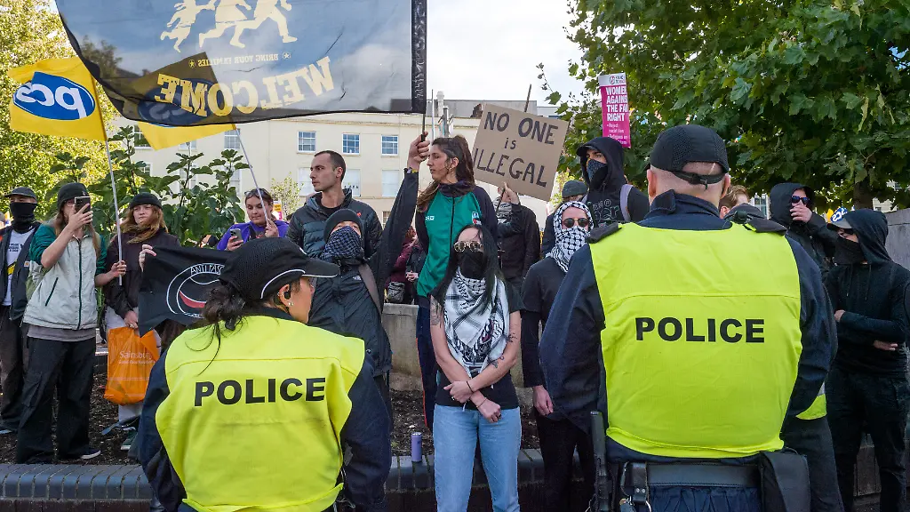 October-5-2025-Bristol-Bristol-UK-Bristol-UK-Counter-demonstrators-organised-by-Stand-Up-To-Racism-wait-in-the-city-centre-for-the-arrival-of-anti-migration-Bristol-Patriot-demonstrators-protesting-against-irregular-migrants-and-asylum-seekers-Police-have-put-a-plan-in-place-to-keep-the-two-sides-apart-in-separate-designated-areas-but-the-counter-protest-area-is-empty-as-counter-protesters-wait-in-the-middle-of-the-protest-march-route