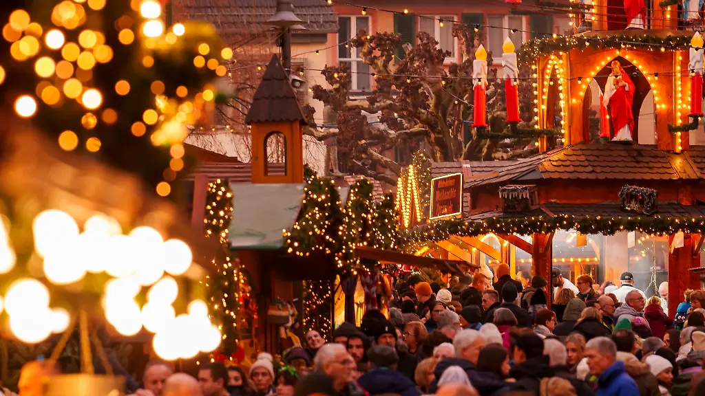 Beim-Weihnachtsmarkt-in-Ruedesheim-kommen-Staende-aus-mehr-als-20-Nationen-zusammen