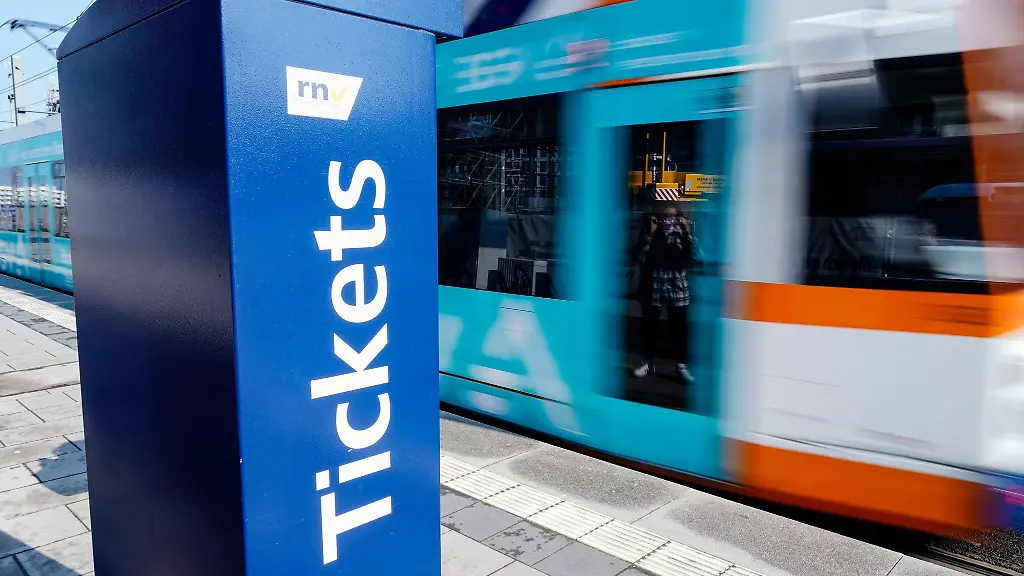 Ein-Ticketautomat-an-einer-Strassenbahnhaltestelle-in-Heidelberg-Von-Anfang-2021-bis-September-2025-sassen-laut-Justizministerium-1-218-Personen-in-Baden-Wuerttemberg-ausschliesslich-wegen-Schwarzfahrens-hinter-Gittern