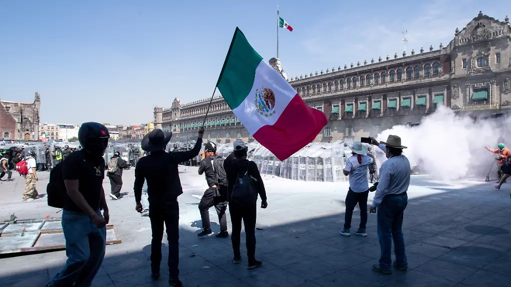 November-15-2025-Mexico-City-Mexico-City-Mexico-A-march-in-honor-of-Carlos-Manzo-the-murdered-mayor-of-Uruapan-escalated-into-an-open-clash-with-Mexican-police-in-the-main-square-in-front-of-the-presidential-palace-in-Mexico-City