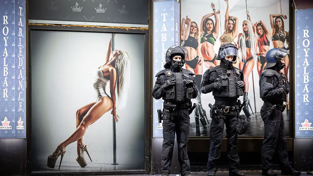 Die-Hannoveraner-Polizei-hat-in-der-Nacht-von-Samstag-auf-Sonntag-eine-Razzia-im-Steintorviertel-durchgefuehrt