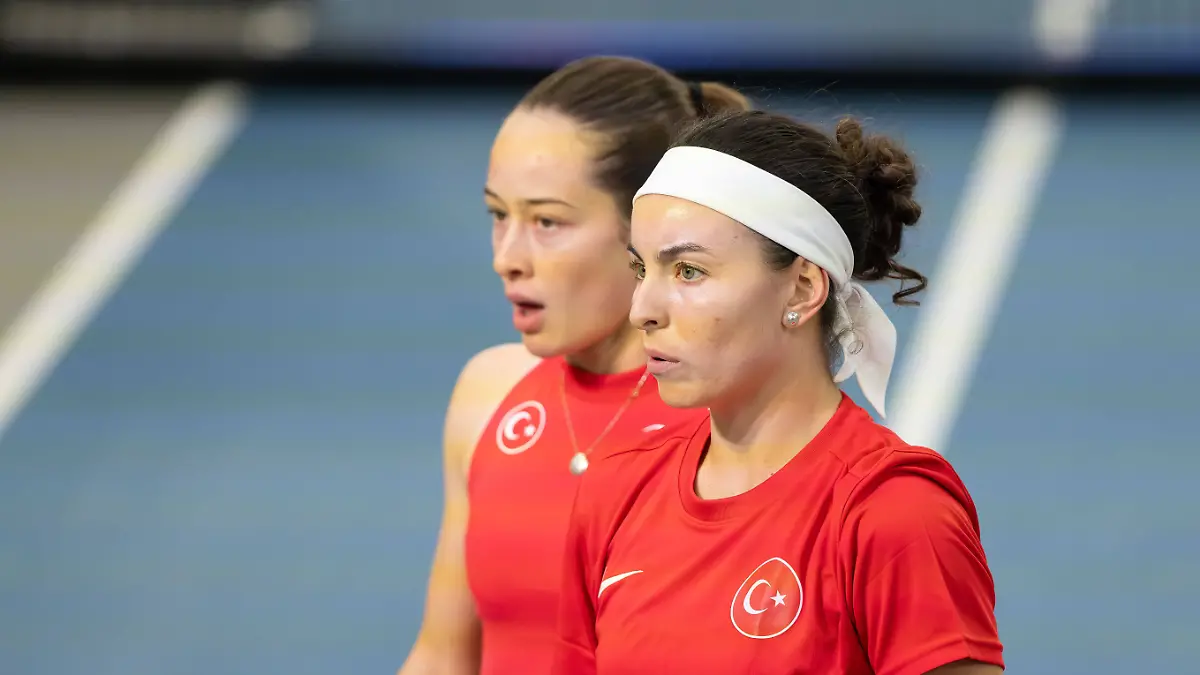 Billie-Jean-King-Cup-2025-Play-Offs-TC-Ismaning-Muenchen-Deutschland-Team-Turkiye-Damen-Doppel-Women-s-Doubles-Doppel-Zeynep-Sonmez-Ayla-Aksu-Bandana-Tennis-Billie-Jean-King-Cup-2025-ITF-Billie-Jean-King-Cup-TC-Ismaning-Ismaning-Bayern-Deutschland-14-November-2025