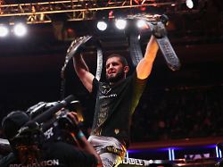 Duell der Champions bei UFC 322: Makhachev überrollt Gegner und sendet Botschaft an Trump