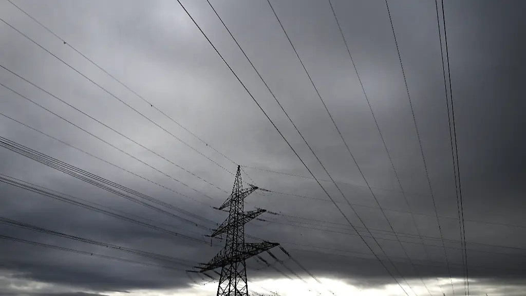 ABD0064-20230117-EBREICHSDORF-OeSTERREICH-THEMENBILD-ZU-APA0144-VOM-17-1-2023-Blick-auf-Stromleitungen-am-Dienstag-17-Jaenner-2023-im-Raum-Ebreichsdorf-in-Niederoesterreich-Der-Verbraucherschutzverein-VSV-will-wegen-der-am-Montag-angekuendigten-Preiserhoehungen-des-Verbunds-vor-Gericht-ziehen-Der-Energieversorger-erhoeht-per-1-Maerz-den-Strompreis-fuer-die-Bestandskunden-in-Haushalt-und-Gewerbe-fuer-Neukunden-werden-die-Tarife-hingegen-gesenkt-Der-VSV-kritisiert-auch-dass-der-Arbeitspreis-je-Kilowattstunde-fuer-Kunden-in-der-Grundversorgung-um-ueber-80-Prozent-erhoeht-wird