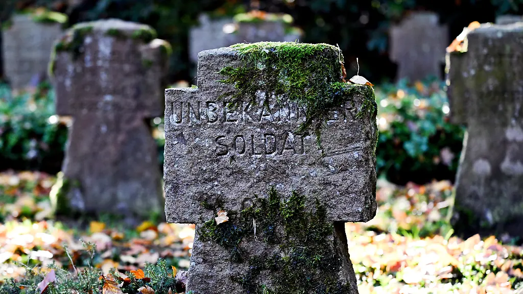Der-Grabstein-eines-unbekannten-Soldaten-steht-auf-dem-Soldatenfriedhof-der-Kriegsgraeberstaette-Diersfordt