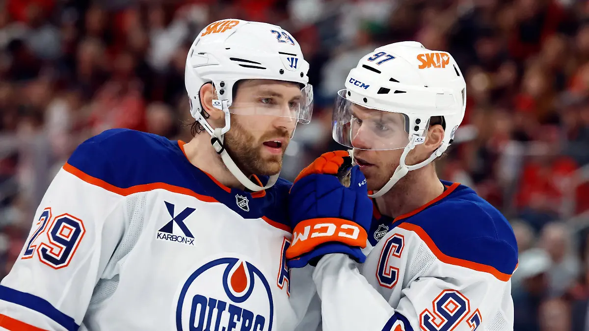 15-11-2025-USA-Raleigh-Eishockey-NHL-Hauptrunde-Carolina-Hurricanes-Edmonton-Oilers-Leon-Draisaitl-29-von-den-Edmonton-Oilers-unterhaelt-sich-mit-Connor-McDavid-97