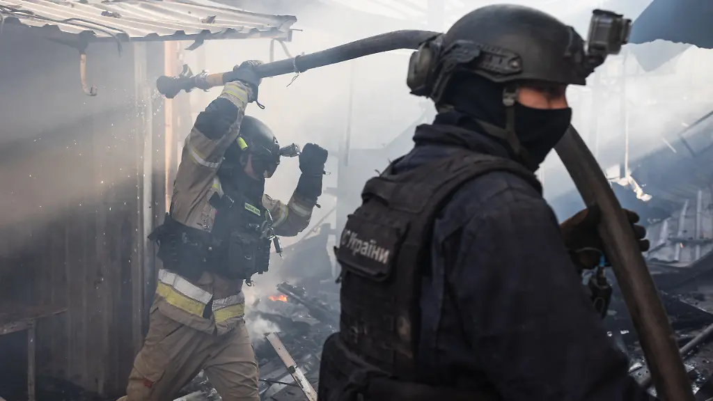 Ukrainische-Feuerwehrleute-loeschen-einen-Brand-nach-der-Bombardierung-des-Marktgebaeudes-von-Kostiantynivka