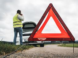 Ein Dieb ohne Treibstoff: Mann klaut Auto von Pannenhelfer - Frau sitzt noch drin