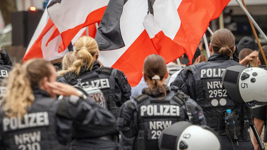 Deutschland-Muenster-5-Juli-2025-starke-Polizeikraefte-bei-der-Rechtsextremen-Demonstration-am-Samstagnachmittag-Demo-organisiert-von-der-Partei-Die-Heimat-Aufmarsch-fuer-den-verstorbenen-Dortmunder-Rechtsextremisten-Siegfried-Borchardt-1953-2021-bekannt-als-SS-Sigi-Neonazis-demonstrieren-fuer-einen-beschrifteten-Grabstein-statt-eines-anonymen-Grabs-auf-dem-Hauptfriedhof-Dortmund-die-Gerichtsentscheidung-faellt-vor-dem-Oberverwaltungsgericht-Muenster-Demozug-am-Samstag-ab-14-Uhr-vom-Hauptbahnhof-ueber-die-Von-Steuben-Strasse-ca