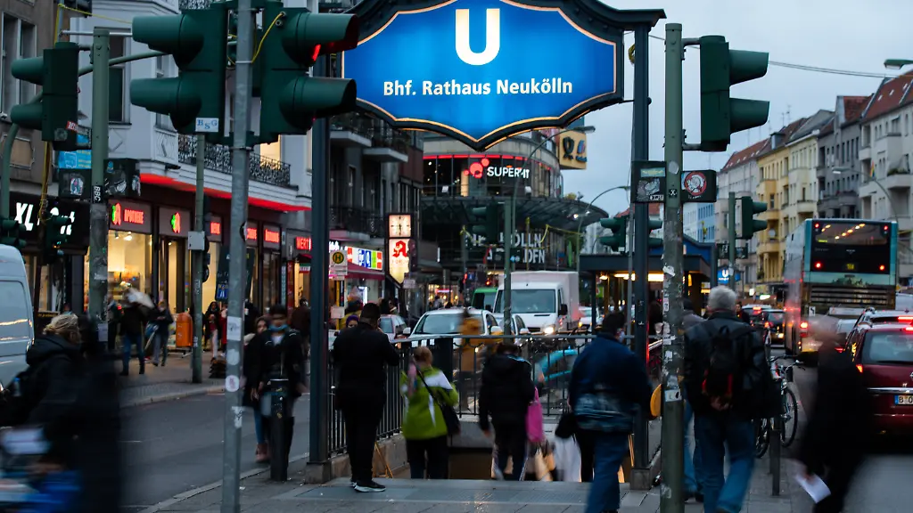 Menschen-gehen-zum-U-Bahnhof-Rathaus-Neukoelln-Der-polizeiliche-Staatsschutz-ermittelt-nach-einer-Anzeige-des-Chefs-des-Deutsch-Arabischen-Rates-zu-dem-Vorfall-an-dem-U-Bahnhof