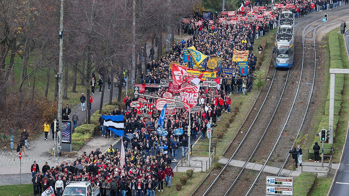 Freie-Stadionkultur-in-Gefahr-Tausende-Fu-ballfans-protestieren-gegen-repressive-Ma-nahmen-