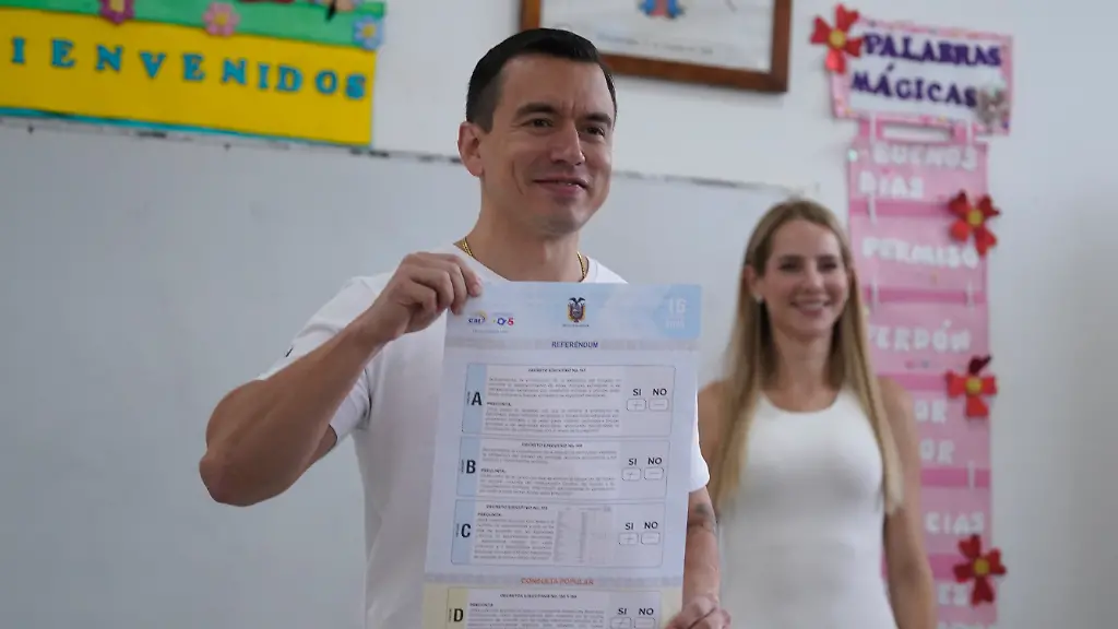 Der-ecuadorianische-Praesident-Daniel-Noboa-zeigt-seine-Stimme-bei-einem-Referendum-ueber-die-Zulassung-auslaendischer-Militaerstuetzpunkte-im-Land-und-die-Neufassung-der-Verfassung-durch-eine-verfassungsgebende-Versammlung