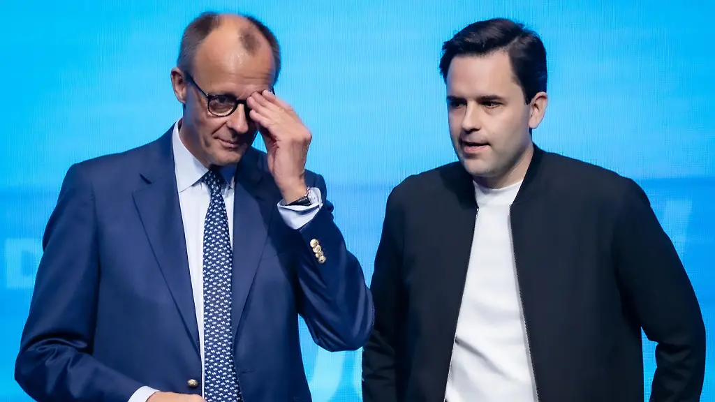 Friedrich-Merz-Bundeskanzler-nach-seiner-Rede-mit-Johannes-Winkel-Bundesvorsitzender-Jungen-Union-und-Mitglied-Junge-Gruppe-der-CDU-CSU-Bundestagsfraktion