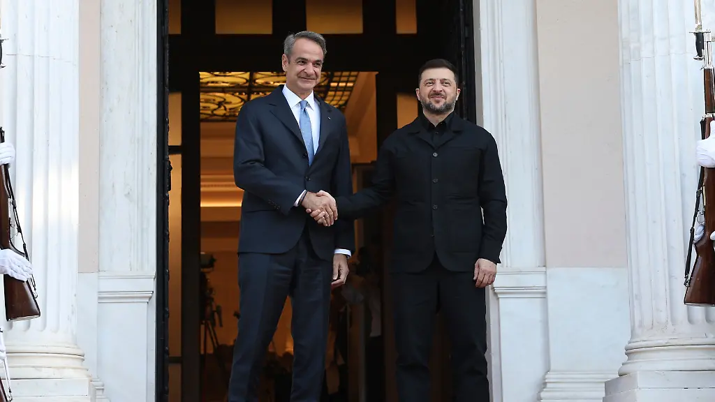Griechenlands-Premierminister-Kyriakos-Mitsotakis-l-begruesst-den-ukrainischen-PraesidentenWolodymyr-Selenskyj-vor-ihrem-Treffen-in-der-Maximos-Villa