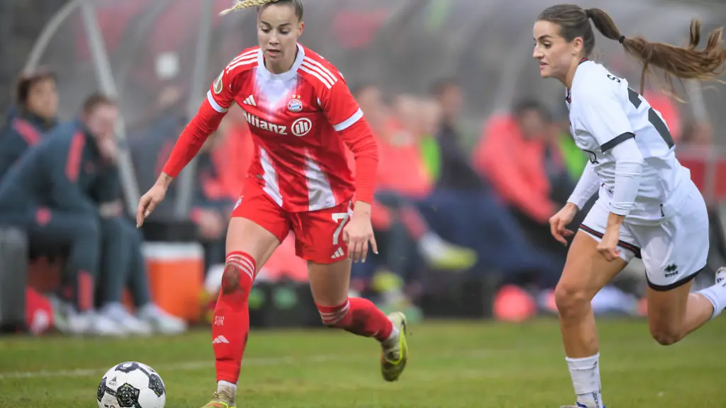 Fussball-DFB-Pokal-Frauen-20251116-FC-Ingolstadt-04-FC-Bayern-Muenchen-Im-Bild-v-l-Giulia-GWINN-Bayern-7-Teresa-FRIZBERG-Ingolstadt-26