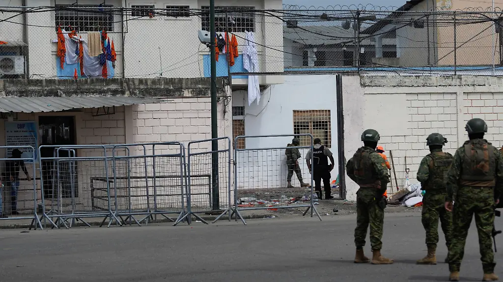 Soldaten-stehen-vor-dem-Gefaengnis-Wache-in-dem-Haeftlinge-bei-Unruhen-ums-Leben-kamen-In-einem-Gefaengnis-in-Ecuador-sind-bei-verschiedenen-Zwischenfaellen-insgesamt-31-Insassen-ums-Leben-gekommen