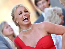 Bett mit Vibrationsfunktion endeckt: Britney Spears feiert Pyjamaparty bei den Kardashians