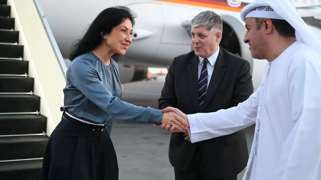 Katherina-Reiche-CDU-Bundesministerin-fuer-Wirtschaft-und-Energie-steigt-in-Abu-Dhabi-aus-einem-Flugzeug-der-Flugbereitschaft-der-Luftwaffe-und-wird-von-Alexander-Schoenfelder-M-Deutscher-Botschafter-in-Abu-Dhabi-und-einem-Vertreter-des-emiratischen-Protokolls-begruesst-Die-Ministerin-reist-mit-einer-Delegation-aus-Wirtschaftsvertretern-und-Journalisten-in-die-Vereinigten-Arabischen-Emirate-und-nach-Katar