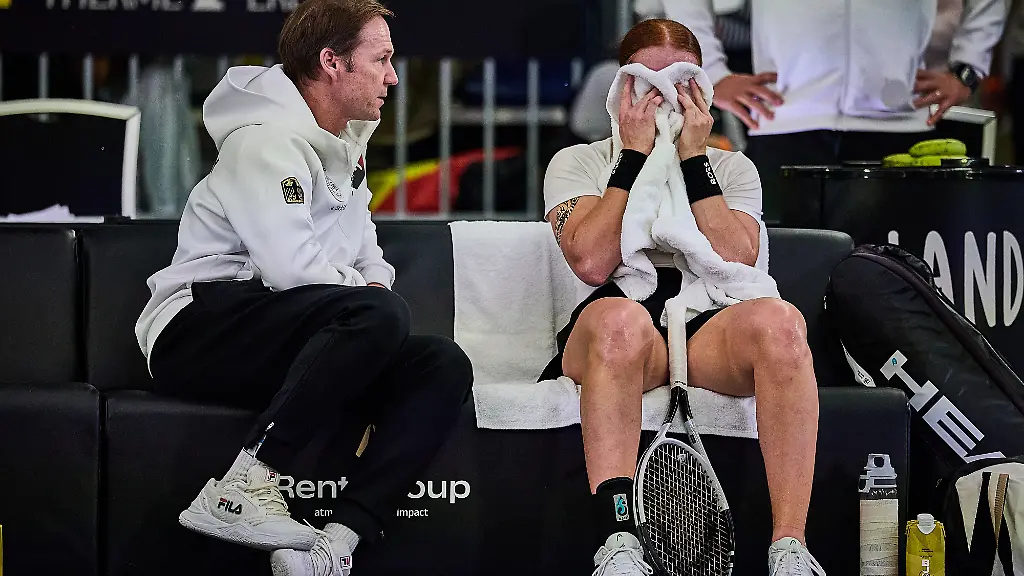 Tennis-Frauen-Billie-Jean-King-Cup-Play-off-Runde-Gruppe-F-Gruppenspielrunde-Deutschland-Belgien-Seidel-Deutschland-Vandewinkel-Belgien-Ella-Seidel-sitzt-neben-Rainer-Schuettler-l-Chef-der-deutschen-Billie-Jean-King-Cup-Mannschaft-und-haelt-ein-Handtuch-vor-ihr-Gesicht