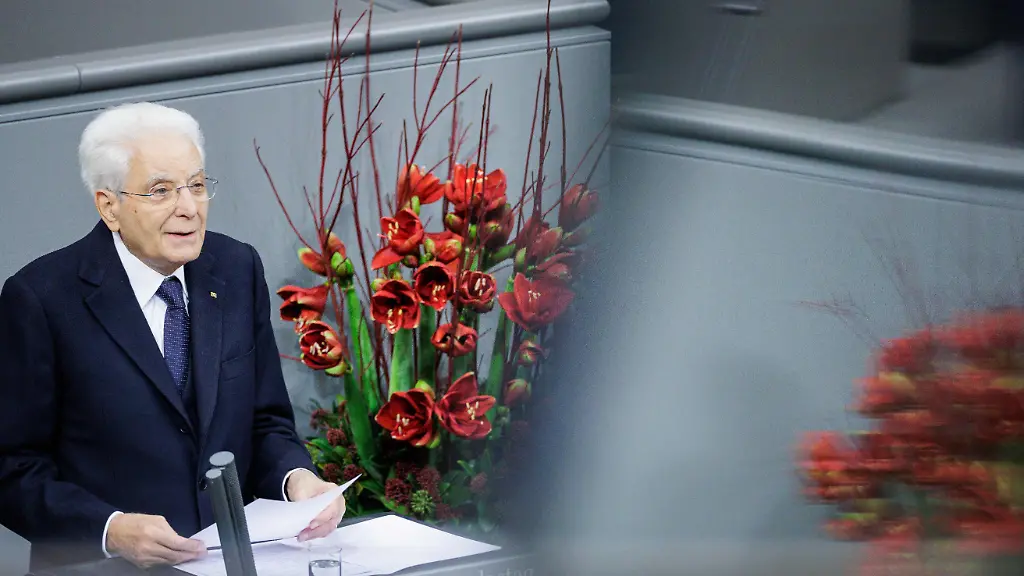 Sergio-Mattarella-Staatspraesident-von-Italien-spricht-im-Deutschen-Bundestag-bei-der-Gedenkveranstaltung-zum-Volkstrauertag-Der-Volkstrauertag-findet-zum-Gedenken-an-die-Opfer-des-Nationalsozialismus-und-an-die-Toten-beider-Weltkriege-statt