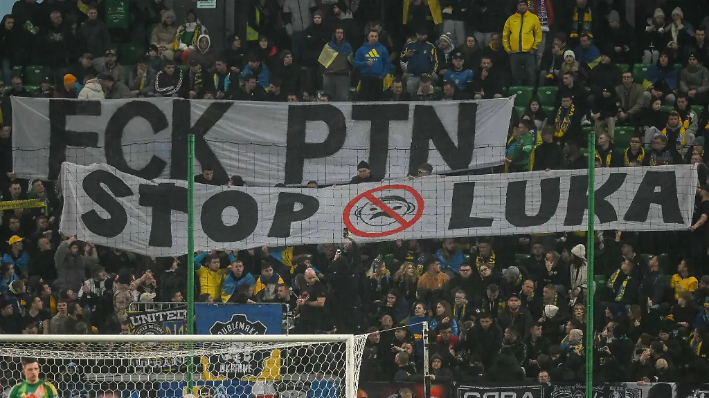 WARSZAWA-16-11-2025-MECZ-6-KOLEJKA-GRUPA-d-ELIMINACJE-DO-MISTRZOSTW-SWIATA-2026-UKRAINA-ISLANDIA-FIFA-World-Cup-WM-Weltmeisterschaft-Fussball-2026-QUALIFYING-ROUND-GROUP-G-MATCH-IN-WARSAW-UKRAINE-ICELAND-KIBICE-UKRAINY-FANS-OPRAWA-ANY-PUTIN-FOT-JACEK-PRONDZYNSKI-FOTOPYK-NEWSPIX-PL-newspix