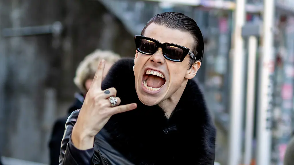 Hamburg-19-Oktober-2025-Fussball-1-Bundesliga-2025-26-FC-St-Pauli-TSG-1899-Hoffenheim-Musiker-Yungblud-Dominic-Richard-Harrison-Hinweis-Gemaess-den-Vorgaben-der-DFL-Deutsche-Fussball-Liga-ist-es-untersagt-in-dem-Stadion-und-oder-vom-Spiel-angefertigte-Fotoaufnahmen-in-Form-von-Sequenzbildern-und-oder-videoaehnlichen-Fotostrecken-zu-verwerten-bzw-verwerten-zu-lassen-DFL-regulations-prohibit-any-use-of-photographs-as-image-sequences-and-or-quasi-video