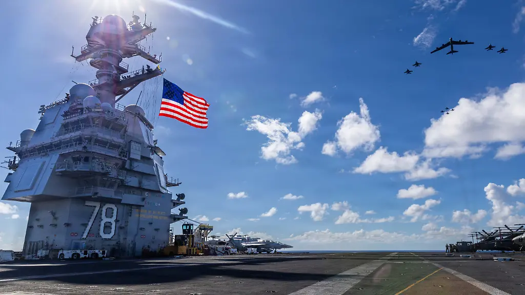Auf-diesem-von-der-Pressestelle-des-Pentagons-zur-Verfuegung-gestellten-Bild-sind-der-Flugzeugtraeger-USS-Gerald-R-Ford-CVN-78-und-F-A-18E-F-Super-Hornets-der-Kampfflugstaffeln-31-37-87-und-213-des-eingeschifften-Carrier-Air-Wing-Eight-sowie-eine-B-52-Stratofortress-der-US-Luftwaffe-im-Einsatz