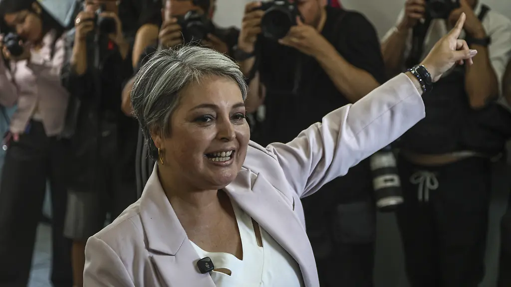 SANTIAGO-CHILE-NOVEMBER-16-Government-coalition-candidate-Jeannette-Jara-casts-her-vote-at-a-school-in-Santiago-Chile-on-November-16-2025-More-than-15-7-million-Chileans-will-vote-in-an-election-fragmented-among-eight-candidates-Jeannette-Jara-of-the-Unity-for-Chile-Coalition-leads-in-the-polls-followed-by-Antonio-Kast-of-the-Republican-Party-Johannes-Kaiser-of-the-National-Libertarian-Party-and-Evelyn-Matthei-of-Chile-Grande-y-Unidos